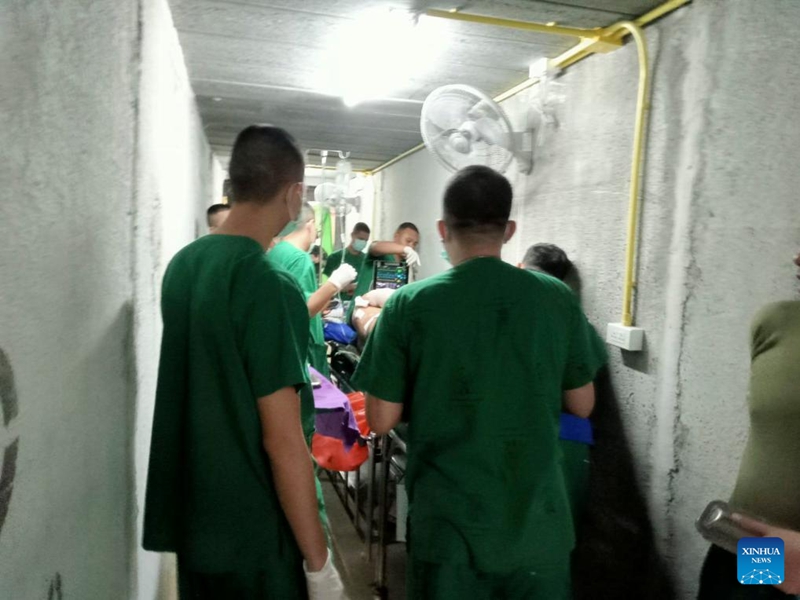 Picha hii ikionyesha wagonjwa na wafanyakazi wa hospitali wakihamishwa kwenda maeneo salama ambapo roketi za Cambodia ziliangukia karibu, katika Mkoa wa Surin, Thailand, Desemba 10, 2025. (Jeshi la Thailand / Kupitia Xinhua)