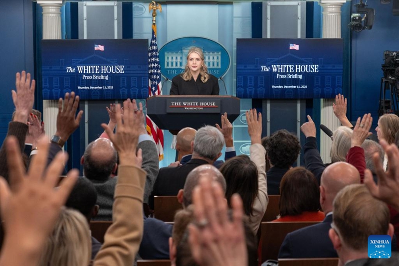 Katibu wa Habari wa Ikulu ya White House, Karoline Leavitt, akihudhuria kwenye mkutano wa kila siku na waandishi wa habari mjini Washington, D.C., Marekani, Des. 11, 2025. (Picha na Li Yuanqing/Xinhua)