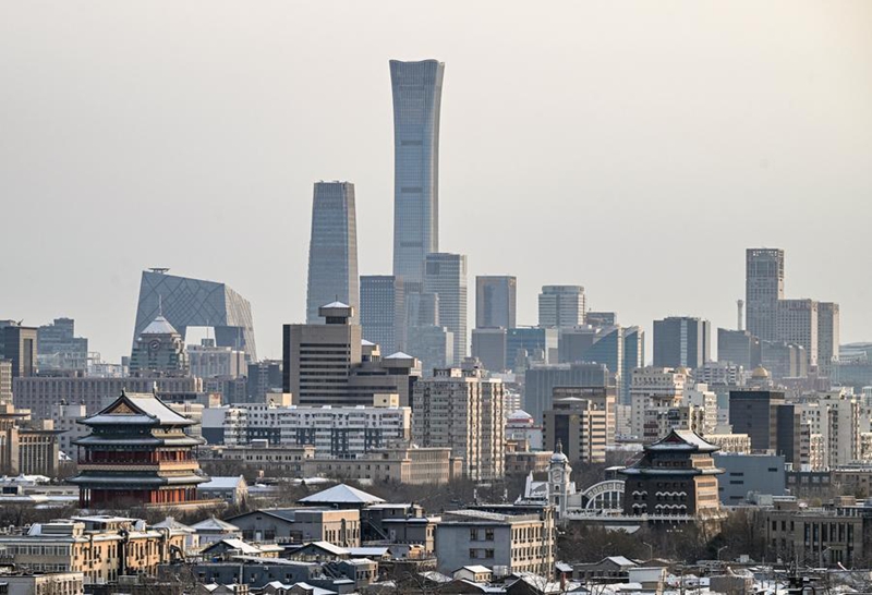 Picha hii iliyopigwa Desemba 13, 2025 ikionyesha mandhari ya theluji kwenye majengo marefu mjini Beijing, China. (Xinhua/Chen Yehua)