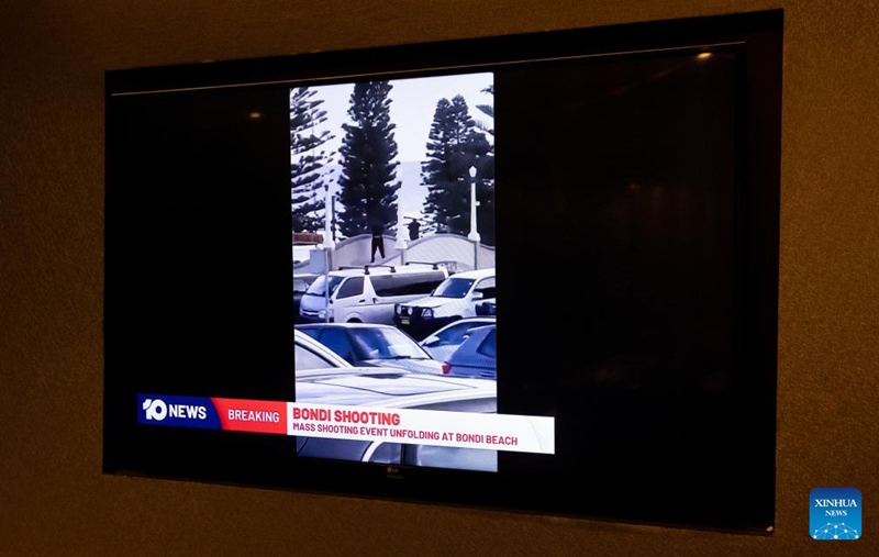 Picha hii iliyopigwa Desemba 14, 2025 ikionyesha Chaneli ya Habari ya Televisheni ikitangaza tukio la kufyatulia risasi umati wa watu katika Ufukwe wa Bondi mjini Sydney, Australia. (Xinhua/Ma Ping)