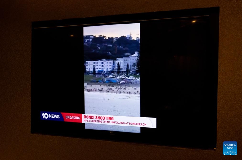 Picha hii iliyopigwa Desemba 14, 2025 ikionyesha Chaneli ya Habari za Televisheni ikitangaza tukio la kufyatulia risasi umati wa watu katika Ufukwe wa Bondi mjini Sydney, Australia. (Xinhua/Ma Ping)