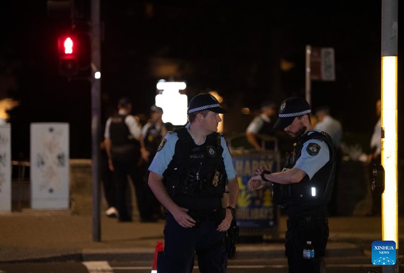 Maafisa wa polisi wakionekana karibu na eneo la shambulizi la  kufyatulia risasi katika Ufukwe wa Bondi mjini Sydney, Australia, Desemba 14, 2025. (Xinhua/Ma Ping)