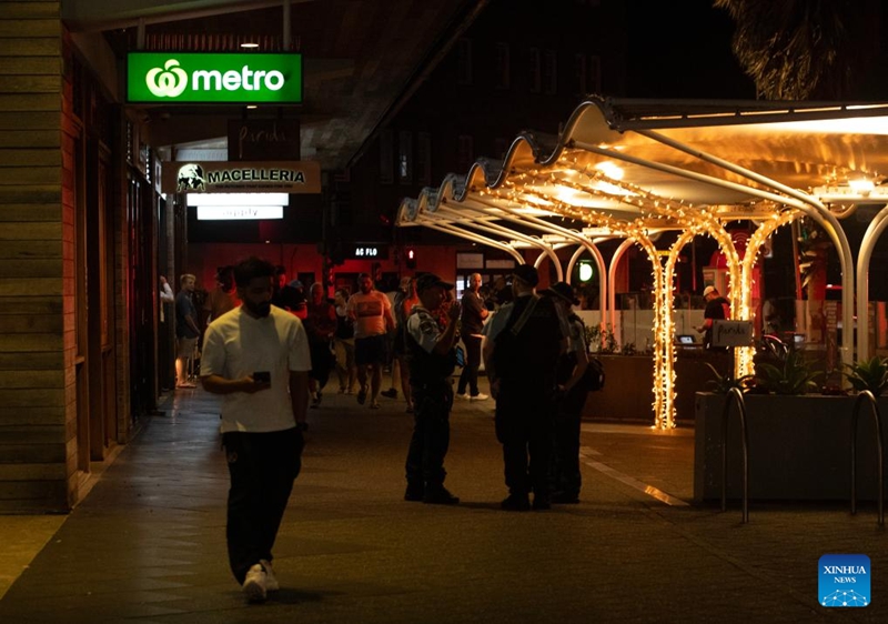 Maafisa wa polisi wakionekana karibu na eneo la shambulizi la kufyatulia risasi katika Ufukwe wa Bondi mjini Sydney, Australia, Desemba 14, 2025. (Xinhua/Ma Ping)