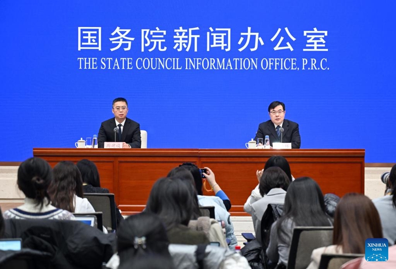 Fu Linghui (kulia), Msemaji na Mchumi Mkuu wa Idara ya Taifa ya Takwimu ya China (NBS) na Mkurugenzi Mkuu wa Ofisi ya Takwimu Jumuishi ya NBS, akihudhuria mkutano na waandishi wa habari ulioandaliwa na Ofisi ya Habari ya Baraza la Serikali la China (SCIO) kuhusu hali ya uchumi wa China katika Novemba 2025, mjini Beijing, mji mkuu wa China, Desemba 15, 2025. (Xinhua/Chen Yehua)