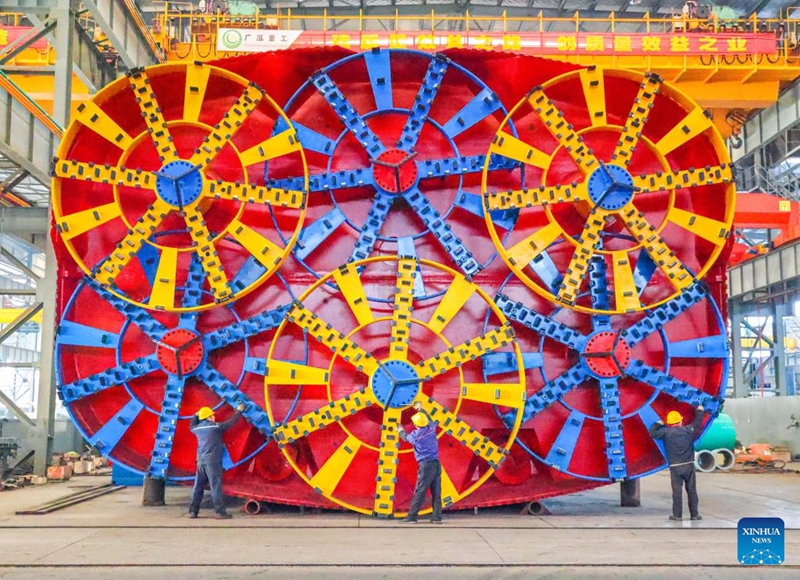 Wafanyakazi wakionekana kwenye karakana ya kampuni ya viwanda vizito vya usafirishaji wa baharini kwenye eneo la maendeleo ya viwanda vya teknolojia ya hali ya juu la Jiangdu katika Mkoa wa Jiangsu, mashariki mwa China, Desemba 15, 2025. (Picha na Ren Fei/Xinhua)