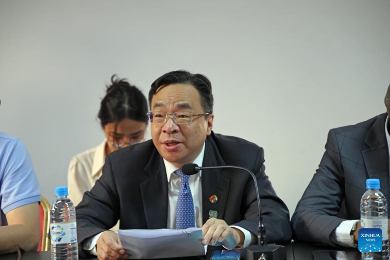 Balozi wa China nchini Comoro Huang Zheng akizungumza kwenye hafla ya kusherehekea kuwasili kwa Timu ya 17 ya Madaktari wa China nchini Comoro na kuondoka kwa timu ya 16 mjini Moroni, mji mkuu wa Comoro, Desemba 15, 2025. (Timu ya 17 ya Madaktari wa China nchini Comoro/kupitia Xinhua)