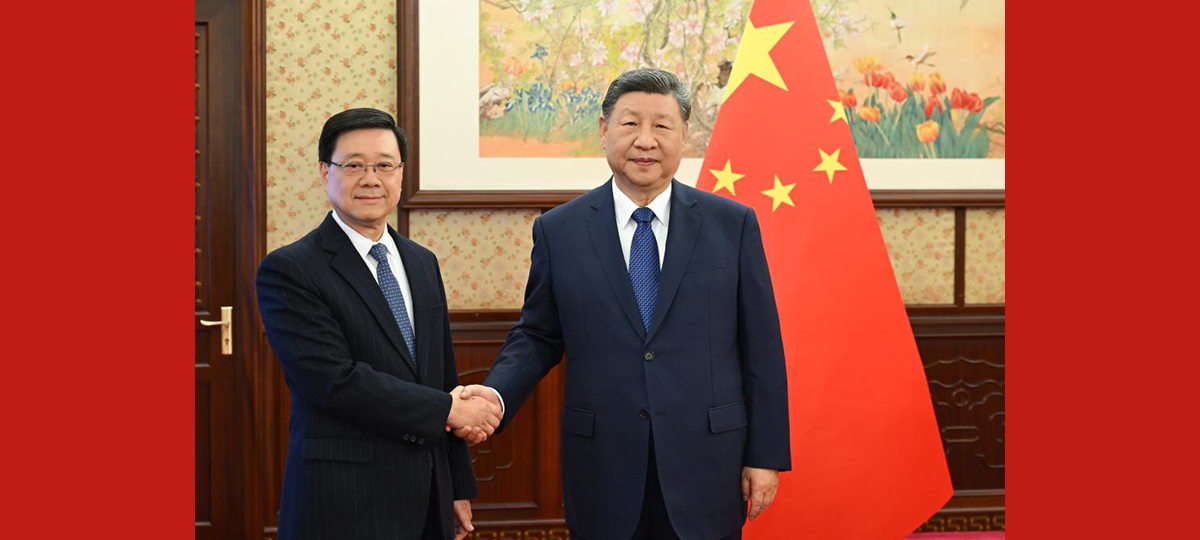 Rais Xi Jinping asikiliza ripoti ya kazi aliyotoa Ofisa Mtendaji Mkuu wa Hong Kong