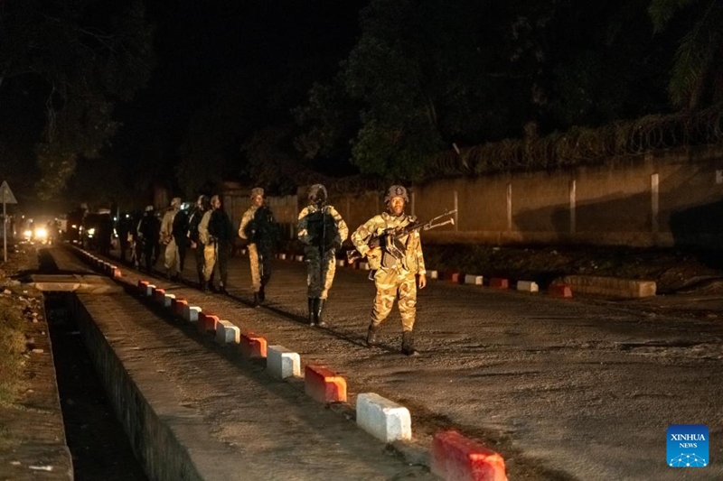 Picha hii iliyopigwa kwa simu ya mkononi ikionyesha askari wa kundi la waasi la Vuguvugu la Machi 23 (M23) wakitembea mjini Uvira, mashariki mwa Jamhuri ya Kidemokrasia ya Kongo (DRC), Desemba 17, 2025. (Picha na Alain Uaykani/Xinhua)