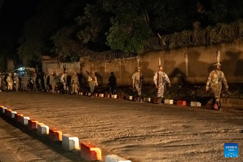 Picha hii iliyopigwa kwa simu ya mkononi ikionyesha askari wa kundi la waasi la Vuguvugu la Machi 23 (M23) wakitembea mjini Uvira, mashariki mwa Jamhuri ya Kidemokrasia ya Kongo (DRC), Desemba 17, 2025. (Picha na Alain Uaykani/Xinhua)