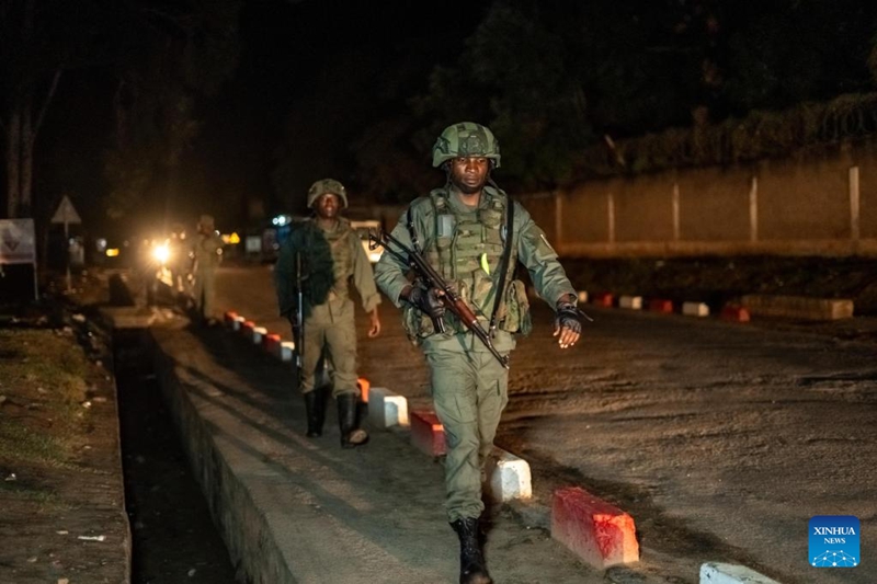 Picha hii iliyopigwa kwa simu ya mkononi ikionyesha askari wa kundi la waasi la Vuguvugu la Machi 23 (M23) wakitembea mjini Uvira, mashariki mwa Jamhuri ya Kidemokrasia ya Kongo (DRC), Desemba 17, 2025. (Picha na Alain Uaykani/Xinhua)