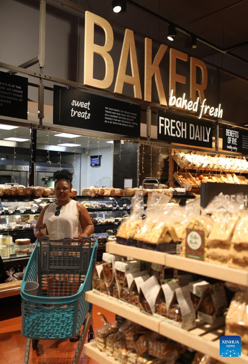 Mteja akifanya manunuzi kwenye supamaketi jijini Johannesburg, Afrika Kusini, Desemba 17, 2025. (Xinhua/Chen Wei)