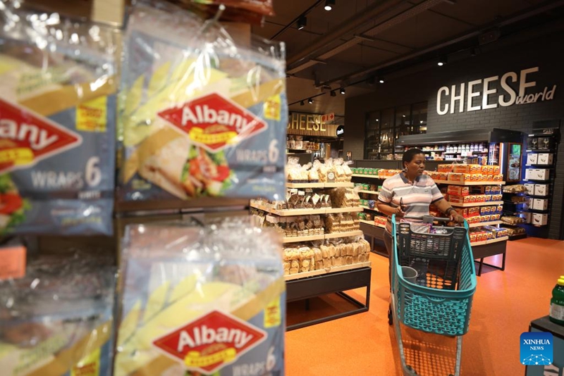 Mteja akifanya manunuzi kwenye supamaketi jijini Johannesburg, Afrika Kusini, Desemba 17, 2025. (Xinhua/Chen Wei)