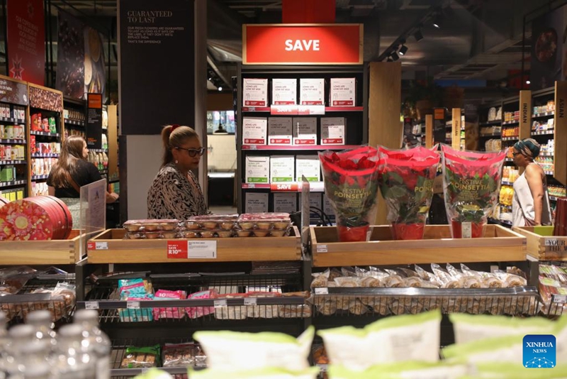 Wateja wakichagua bidhaa kwenye supamaketi jijini Johannesburg, Afrika Kusini, Desemba 17, 2025. (Xinhua/Chen Wei)