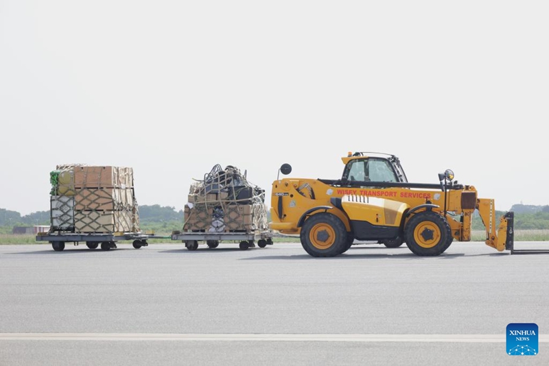 Picha iliyopigwa Desemba 17, 2025 ikionyesha gari likisafirisha baadhi ya vifaa vya kusaidia ukarabati wa Jamaica baada ya kimbunga kwenye Uwanja wa Ndege wa Kimataifa wa Kotoka mjini Accra, Ghana. (Str/Xinhua)