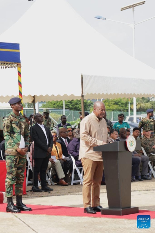 Rais wa Ghana John Dramani Mahama (kulia, mbele) akitoa hotuba kwenye hafla ya kutuma kikosi cha askari wa Ghana kwenda Jamaica kuunga mkono kazi za ukarabati na misaada kwenye Uwanja wa Ndege wa Kimataifa wa Kotoka mjini Accra, Ghana, Desemba 17, 2025. (Str/Xinhua)