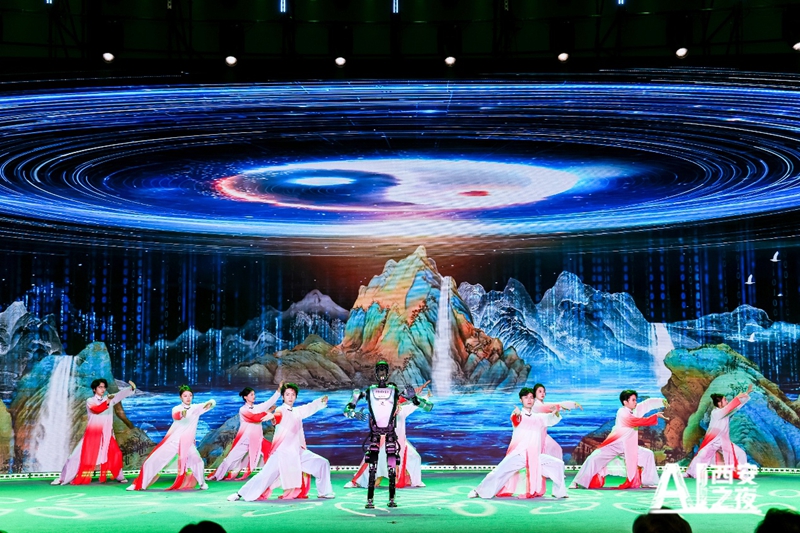 Kuafu, roboti ya AI, ikitumbuiza tai chi na wanafunzi jukwaani. (Poeple's Daily Online/Zou Xing)