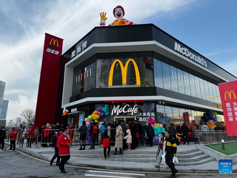 Picha iliyopigwa Desemba 21, 2025 ikionyesha mgahawa wa kwanza wa McDonald's katika Mkoa wa Qinghai, kaskazini magharibi mwa China uliopo kwenye Eneo Jipya la Haihu la Mji wa Xining, mji mkuu wa mkoa huo. (Xinhua/Xie Tongqiang)