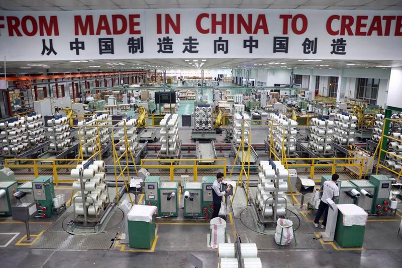 Wafanyakazi wakifanya kazi kwenye mstari wa uzalishaji wa nyuzi za vioo (fiberglass) kwenye kiwanda cha kampuni kubwa ya nyuzi za vioo ya China, Jushi katika Eneo Maalum la Ushirikiano wa Kiuchumi na Biashara kati ya China na Misri la TEDA Suez katika wilaya ya Ain Sokhna ya Jimbo la Suez, Misri, Novemba 6, 2024. (Xinhua/Ahmed Gomaa)