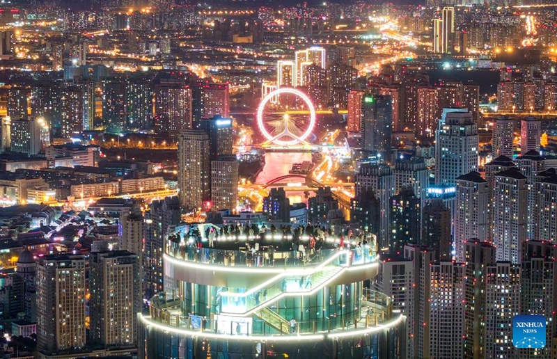 Jukwaa jipya la kutazamia mandhari laonyesha mandhari ya mji wa Tianjin, China