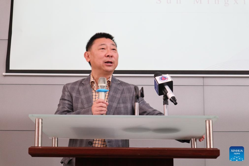 Sun Mingxi, Kaimu Balozi wa Ubalozi wa China nchini Ethiopia, akizungumza kwenye sherehe ya mahafali ya warsha ya Mpango wa Uwezeshaji wa Ujasiriamali wa Wanawake Duniani (GFEEP) mjini Addis Ababa, Ethiopia, Desemba 20, 2025. (Xinhua/Liu Fangqiang)