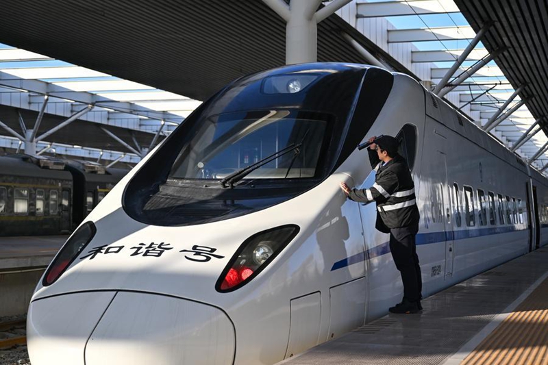 Mfanyakazi akikagua treni ya kwanza ya reli ya mwendokasi ya Baotou-Yinchuan kwenye Stesheni ya Reli ya Baotou mjini Baotou, Mkoa Unaojiendesha wa Mongolia ya Ndani, Kaskazini mwa China, Desemba 23, 2025. (Xinhua/Li Zhipeng)