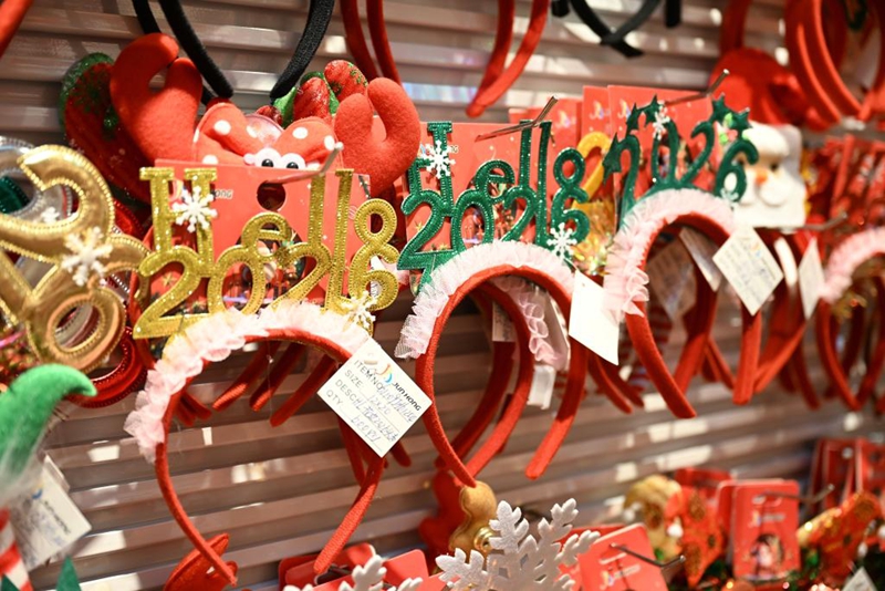 Picha iliyopigwa tarehe 17, Desemba ikionesha mapambo ya nywele ya “Hello2026” kwenye kituo cha maduka ya biashara ya kimataifa cha Yiwu, Mkoa wa Zhejiang, China. (Xinhua/Liu Che)
