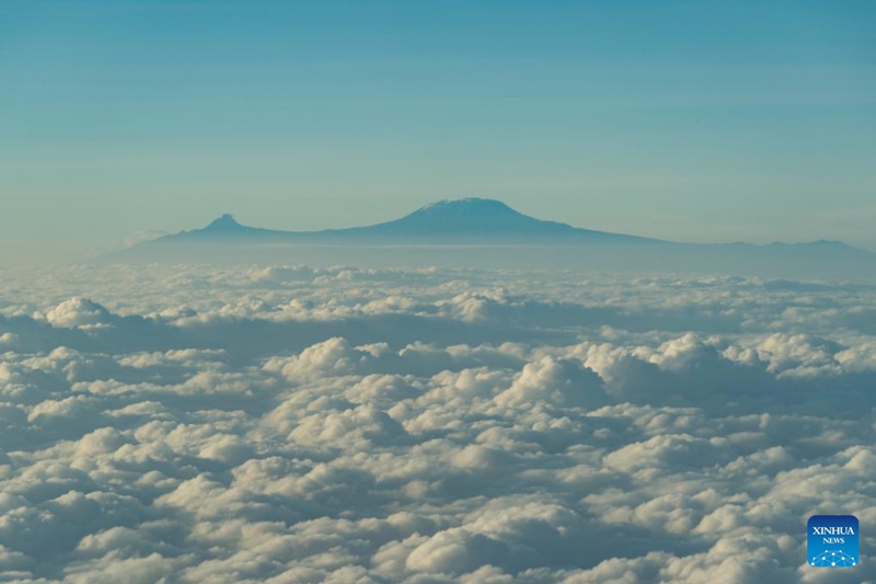 Mandhari wa Mlima Kilimanjaro nje ya dirisha la ndege