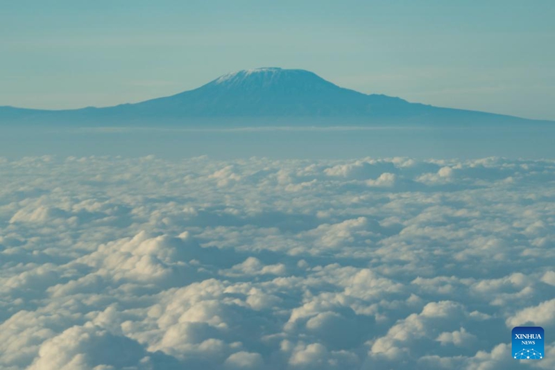 Mandhari wa Mlima Kilimanjaro nje ya dirisha la ndege