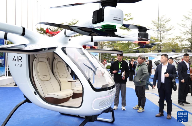 Washiriki wa mkutano wakitembelea eneo la maonyesho ya Mkutano wa Maendeleo yenye Sifa Bora ya Uchumi wa Anga Chini wa Eneo la Ghuba Kuu ya Guangdong-Hong Kong-Macao (GBA), Desemba 25, 2025. (Xinhua/Lu Hanxin)