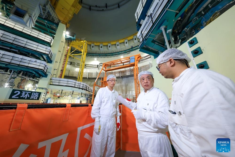 Wahandisi wanafanya maandalizi ya upakiaji wa nyuklia katika kituo cha kuzalisha umeme kwa nyuklia cha Taipingling, mkoa wa Guangdong, Kusini mwa China, Desemba 23, 2025. (Xinhua/Mao Siqian)