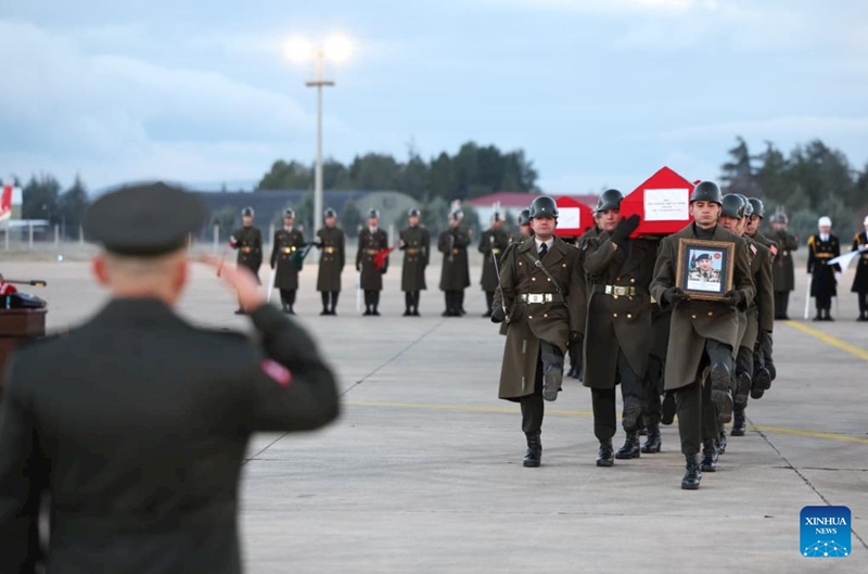 Hafla ya kuaga kijeshi ikifanyika kwa ajili ya miili ya mnadhimu mkuu wa Jeshi la Libya marehemu Mohammed al-Haddad na wenzake, waliopoteza maisha kwenye ajali ya ndege nchini Uturuki mapema wiki hii, mjini Ankara, Uturuki Desemba 27, 2025. (Mustafa Kaya/ kupitia Xinhua)