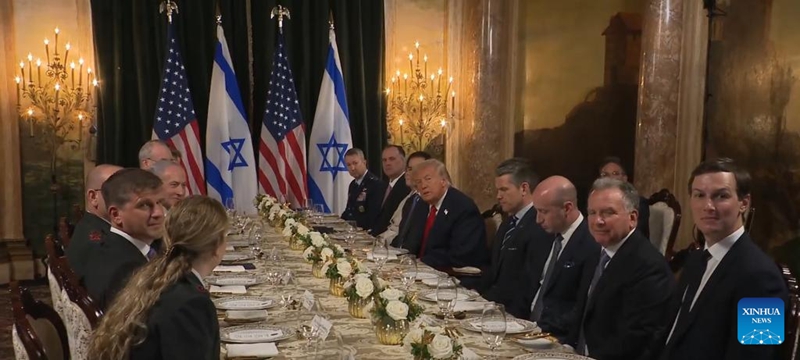 Picha iliyopigwa kutoka kwenye video iliyotolewa na Ikulu ya White House ikimwonesha Rais wa Marekani Donald Trump akikutana na Waziri Mkuu wa Israeli Benjamin Netanyahu kwenye eneo la Mar-a-Lago huko Palm Beach, Florida, Marekani, Desemba 29, 2025. (Xinhua)