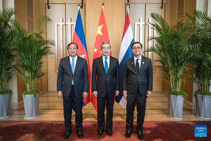 Waziri wa Mambo ya Nje wa China Wang Yi, ambaye pia ni Mjumbe wa Ofisi ya Siasa ya Kamati Kuu ya Chama cha Kikomunisti cha China (CPC), pamoja na Prak Sokhonn, Naibu Waziri Mkuu wa Cambodia na Waziri wa Mambo ya Nje na Ushirikiano wa Kimataifa, na Sihasak Phuangketkeow, Waziri wa Mambo ya Nje wa Thailand, wakihudhuria mkutano wa mawaziri wa mambo ya nje wa China, Cambodia na Thailand mjini Yuxi, Mkoani Yunnan, kusini magharibi mwa China, Desemba 29, 2025. (Xinhua/Wang Guansen)