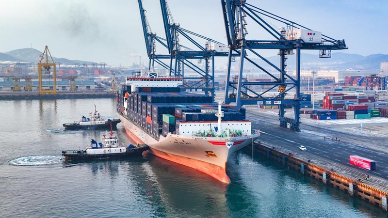 Picha hii iliyopigwa Januari 2, 2024, ikionyesha meli ya makontena inayoitwa "WAN HAI 357" ikitia nanga kwenye Bandari ya Dalian katika Mkoa wa Liaoning, kaskazini mashariki mwa China. (Liaoning Port Group/Handout kupitia Xinhua)