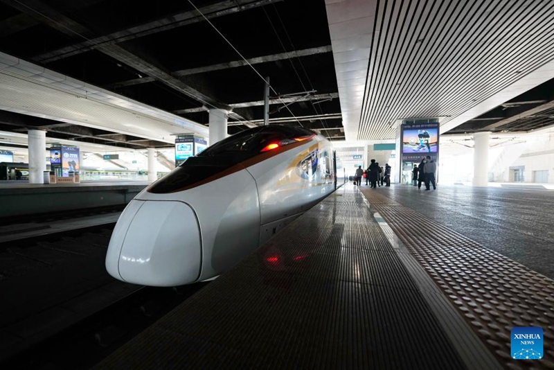 Treni ya mwendokasi inayoelekea Tongzhou, Beijing ikiwa imesimama kwenye Stesheni ya Reli ya Tangshan katika Mkoa wa Hebei, kaskazini mwa China, Desemba 30, 2025. (Picha na Dong Jun/Xinhua)