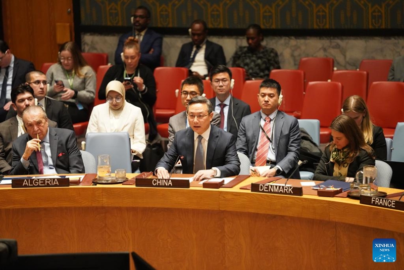 Sun Lei (katikati, mbele), naibu mwakilishi wa kudumu wa China katika Umoja wa Mataifa, akizungumza kwenye mkutano wa dharura wa Baraza la Usalama kwenye makao makuu ya Umoja wa Mataifa mjini New York, Desemba 29, 2025. (Xinhua/Zhang Fengguo)