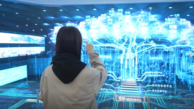 Mfanyakazi akifanya kazi mbele ya jukwaa la kidijitali kwenye Kituo cha Mambo ya Kompyuta cha Mjini cha Xiong'an katika Eneo Jipya la Xiong'an, Mkoa wa Hebei, kaskazini mwa China. (People's Daily Online/Yuan Meng)