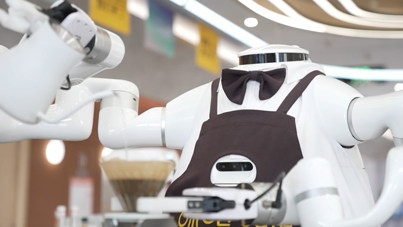 Roboti ya 5G ya barista ikitengeneza kahawa kwenye mkahawa ndani ya Kituo cha Kujionea na Kutumia Uvumbuzi wa Sayansi na Teknolojia cha Kampuni ya China Mobile katika Eneo Jipya la Xiong'an, Mkoa wa Hebei, kaskazini mwa China. (People's Daily Online/Su Yingxiang)