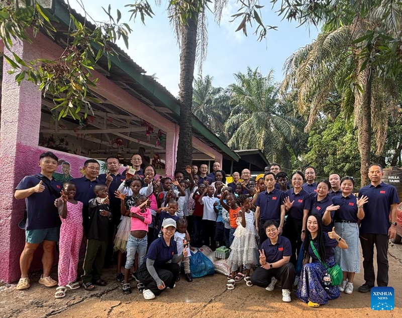 Timu ya 16 ya Madaktari wa China nchini Sierra Leone wakipiga picha pamoja katika Nyumba ya Ustawi wa Watoto ya Mfuko wa Mtakatifu George mjini Freetown, Sierra Leone, Januari 1, 2026. (Kundi la 26 la Timu ya Madaktari wa China nchini Sierra Leone/kupitia Xinhua)