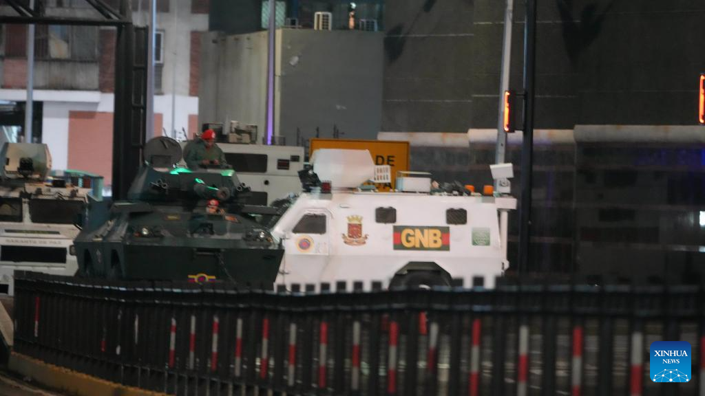 Picha hii iliyopigwa Januari 3, 2026 ikionyesha magari ya kijeshi karibu na Ikulu ya rais mjini Caracas, Venezuela. (Xinhua)