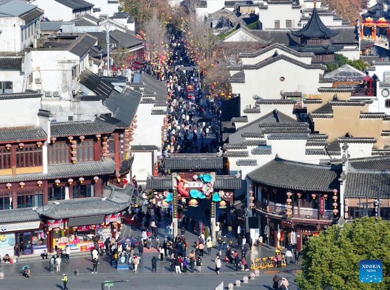 Picha iliyopigwa Januari 3, 2026 ikionyesha watalii wakitembelea eneo la vivutio vya utalii la Hekalu la Confucius mjini Nanjing, Mkoa wa Jiangsu, mashariki mwa China. (Picha na Liu Jianhua/Xinhua)