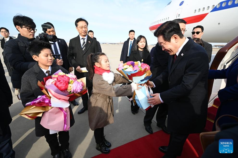 Rais wa Korea Kusini Lee Jae Myung akiwasili Beijing, mji mkuu wa China, Januari 4, 2026. (Xinhua/Dai Tianfang)
