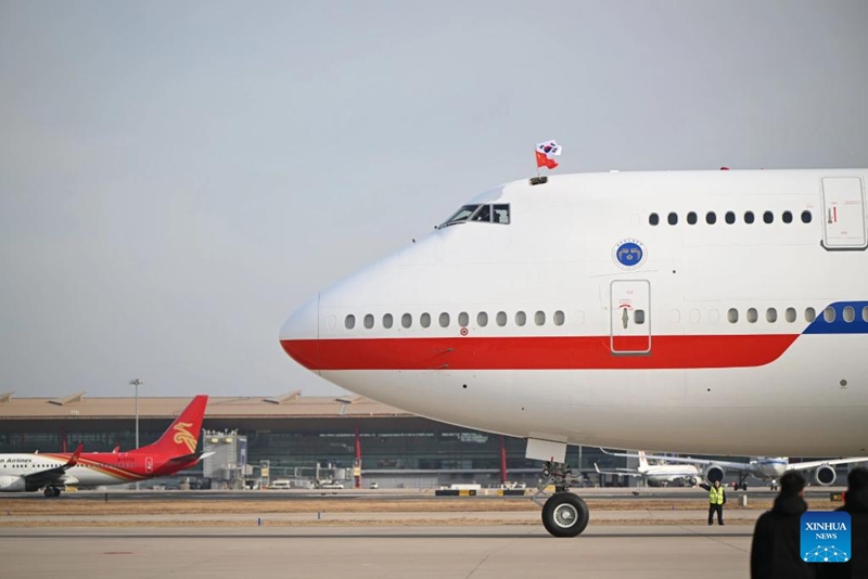 Ndege iliyombeba Rais wa Korea Kusini Lee Jae Myung ikiwasili Beijing, mji mkuu wa China, Januari 4, 2026. (Xinhua/Dai Tianfang)