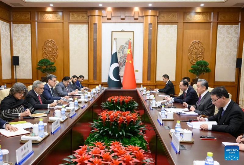 Waziri wa Mambo ya Nje wa China Wang Yi, ambaye pia ni Mjumbe wa Ofisi ya Siasa ya Kamati Kuu ya Chama cha Kikomunisti cha China (CPC), akiwa anafanya Duru ya Saba ya Mazungumzo ya Kimkakati ya Mawaziri wa Mambo ya Nje wa China na Pakistani na Naibu Waziri Mkuu ambaye pia ni Waziri wa Mambo ya Nje wa Pakistani Mohammad Ishaq Dar mjini Beijing, mji mkuu wa China, Januari 4, 2026. (Xinhua/Jin Liangkuai)