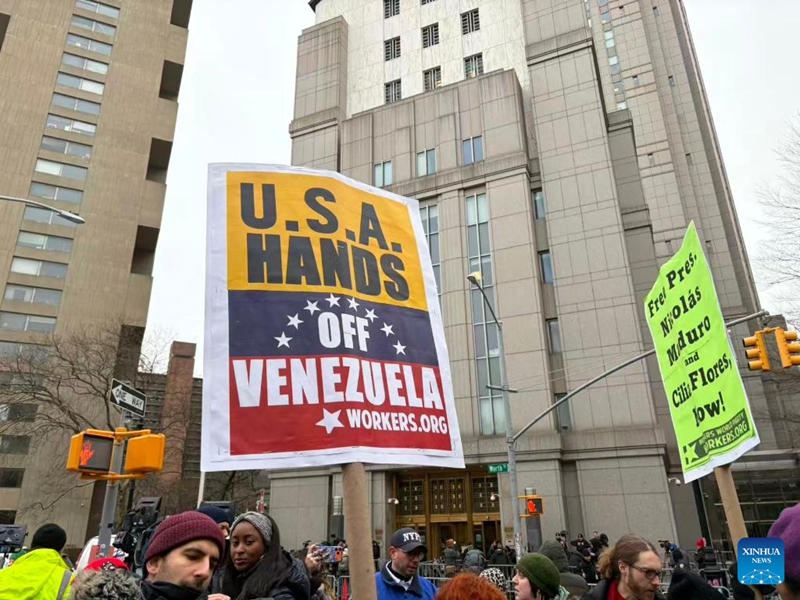 Picha hii iliyopigwa kwa simu ya mkononi ikionyesha watu wakiandamana nje ya mahakama mjini New York, Marekani, Januari 5, 2026. (Xinhua/Zhang Fengguo)