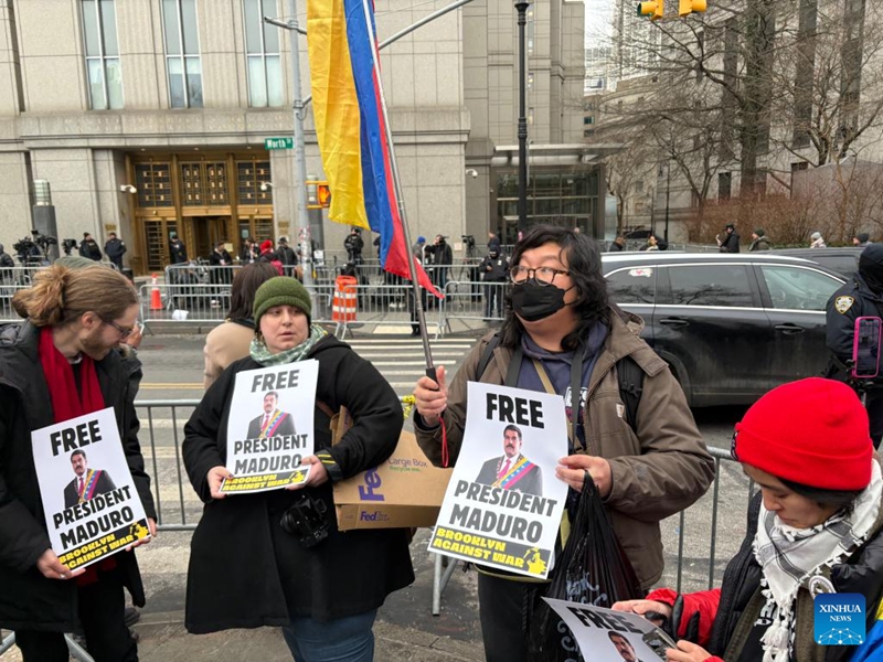 Picha hii iliyopigwa kwa simu ya mkononi ikionyesha watu wakiandamana nje ya mahakama mjini New York, Marekani, Januari 5, 2026. (Xinhua/Zhang Fengguo)