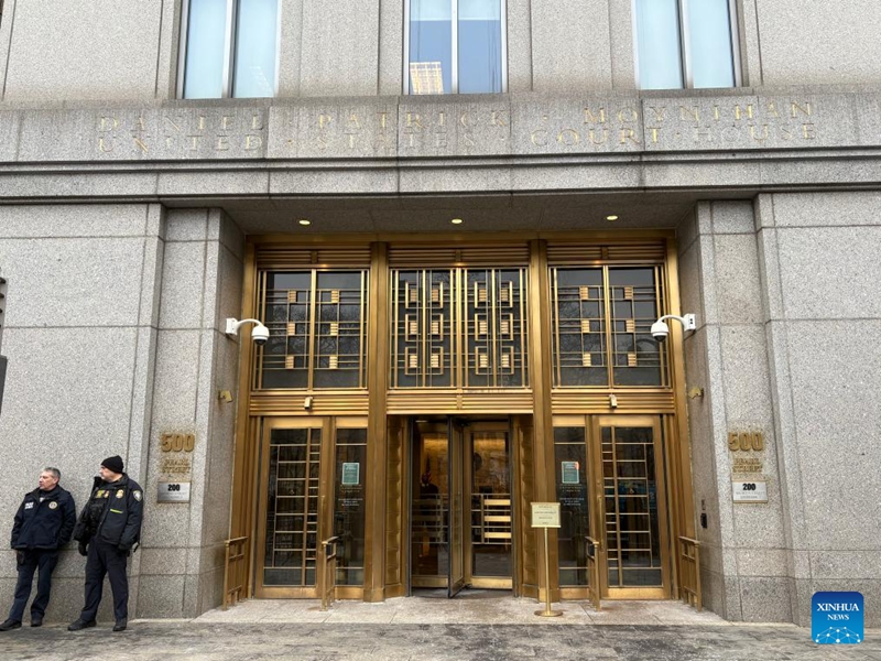 Picha hii iliyopigwa kwa simu ya mkononi ikionyesha mwonekano wa nje ya mahakama, ambapo Rais wa Venezuela Nicolas Maduro amepelekwa kushtakiwa, New York, Marekani, Januari 5, 2026. (Xinhua/Zhang Fengguo)