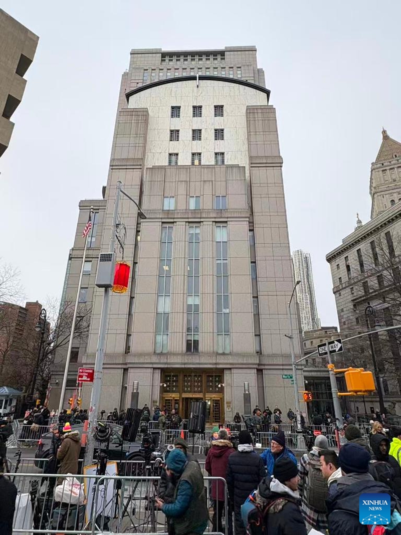 Picha hii iliyopigwa kwa simu ya mkononi ikionyesha mwonekano wa nje ya mahakama, ambapo Rais wa Venezuela Nicolas Maduro amepelekwa kushtakiwa, New York, Marekani, Januari 5, 2026. (Xinhua/Zhang Fengguo)