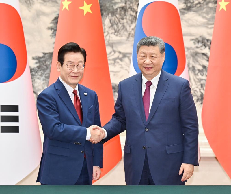 Rais Xi Jinping wa China na Rais Lee Jae Myung wa Korea Kusini wakishuhudia kusainiwa kwa nyaraka za ushirikiano baada ya mazungumzo yao mjini Beijing, mji mkuu wa China, Januari 5, 2026. (Xinhua/Yue Yuewei)
