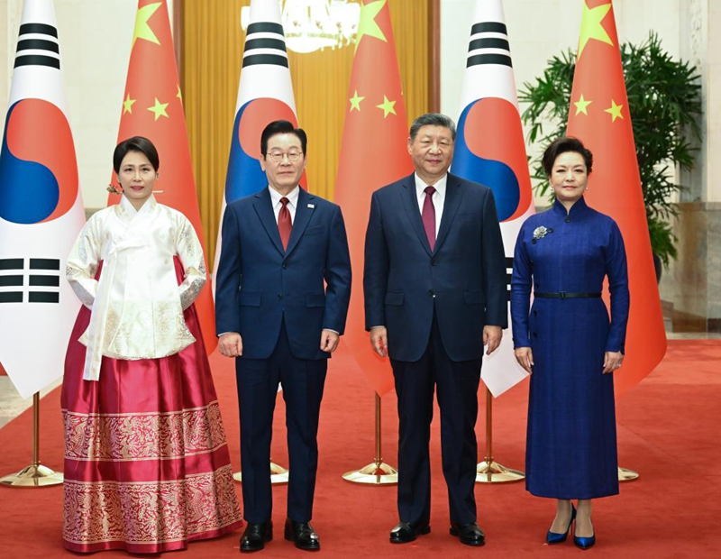 Rais Xi Jinping wa China na mkewe Peng Liyuan wakipiga picha ya pamoja na Rais Lee Jae Myung wa Korea Kusini na mkewe Kim Hea Kyung mjini Beijing, mji mkuu wa China, Januari 5, 2026. (Xinhua/Xie Huanchi)